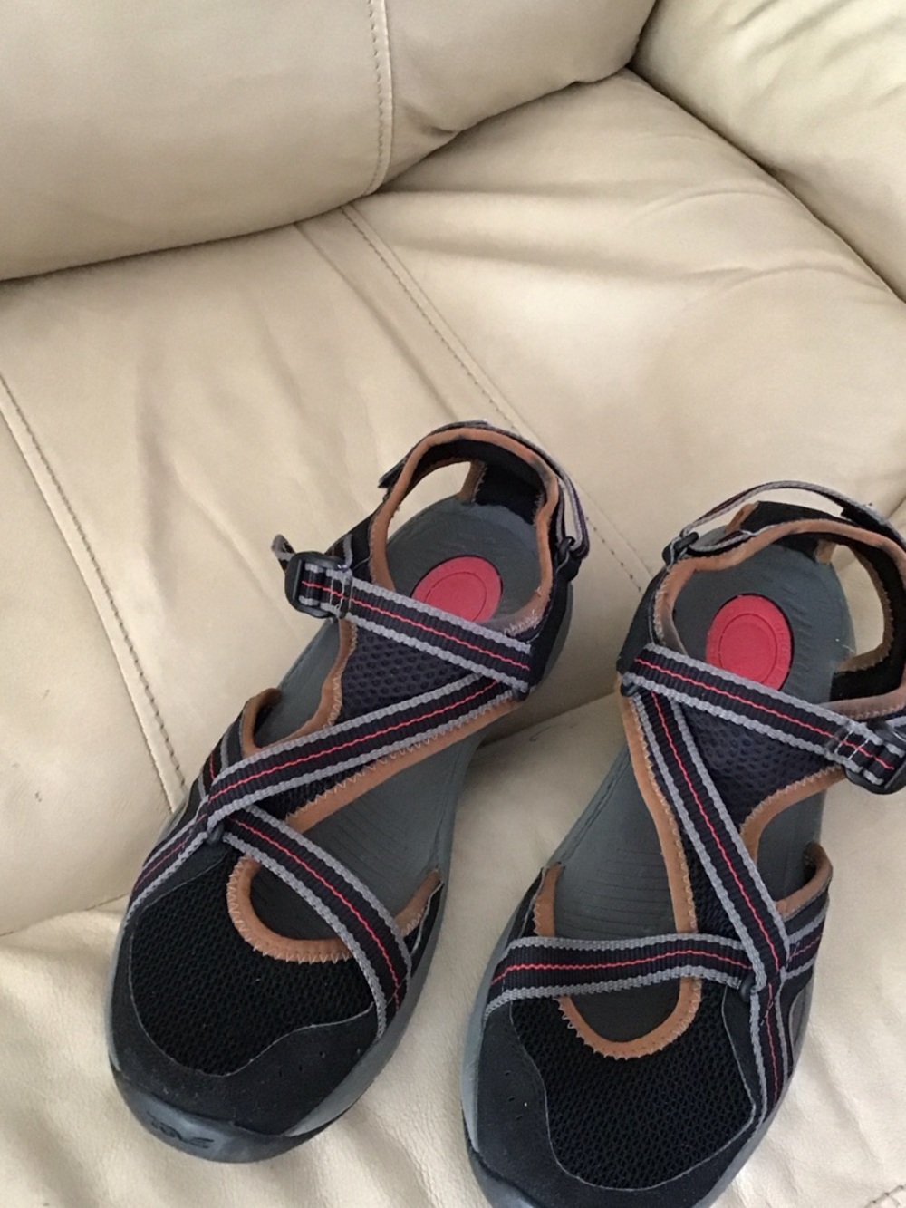 Teva Black and Brown Strappy Sport Sandals & size 10
